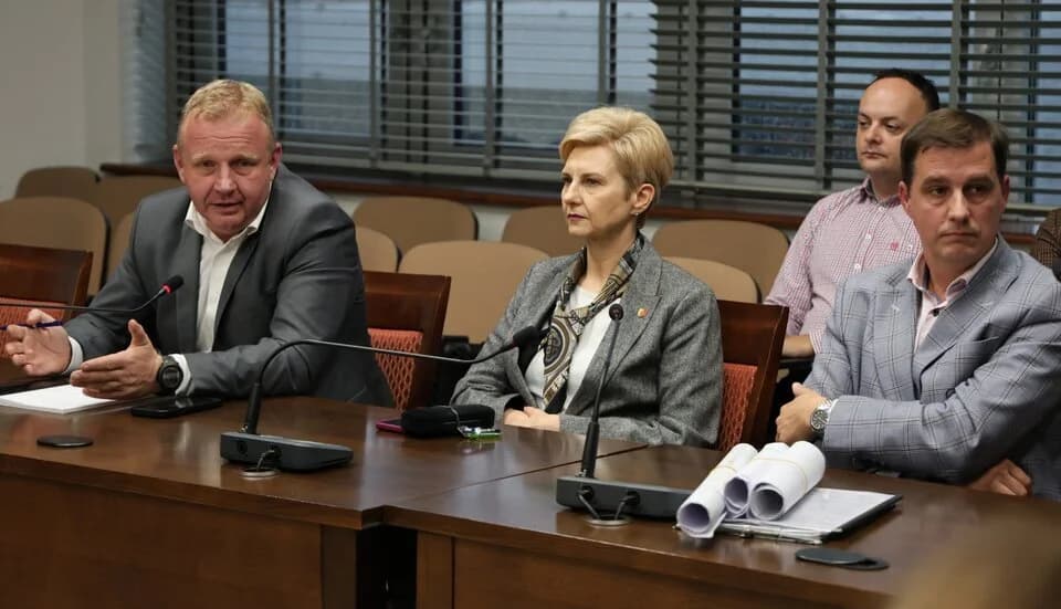 Władze powiatu radomszczańskiego i Radomska wspólnie o inwestycjach drogowych i transporcie