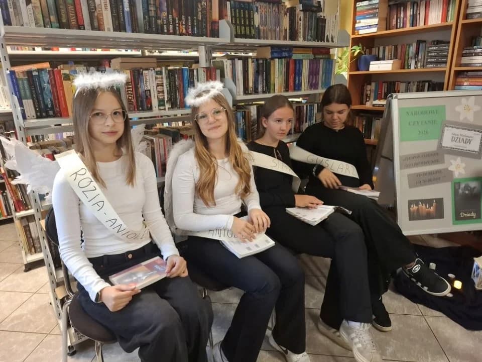 Narodowe Czytanie „Dziadów” w Powiatowej Bibliotece Publicznej w Poddębicach
