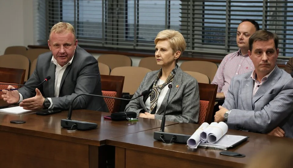 Władze powiatu radomszczańskiego i Radomska wspólnie o inwestycjach drogowych i transporcie